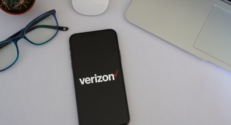 Verizon Adds Fewer Postpaid Subscribers Than Expected In 4Q; Shares Drop