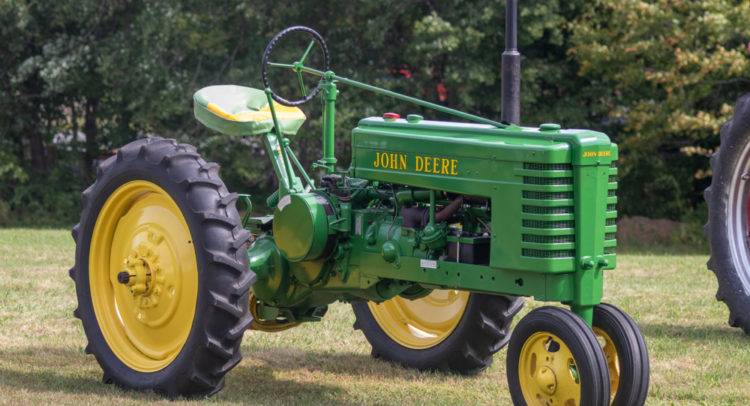 Deere (NYSE:DE) Stock Scores a “Perfect 10”