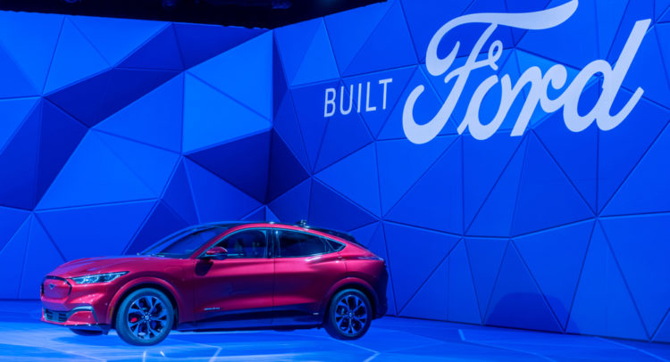 Рекордные продажи Ford в январе 2022 могут помочь инвесторам заработать деньги на покупке акций