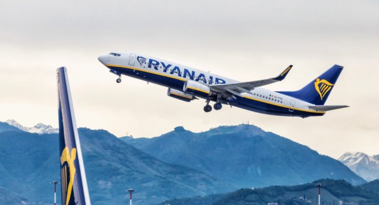 Ryanair Issues Upbeat Fiscal 2022 Guidance