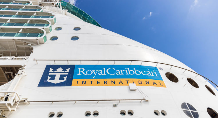 Акции Royal Caribbean продолжает плыть против течения