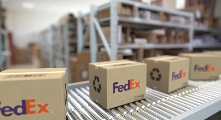 FedEx поднимается после обновления аналитика перед отчетом о доходах