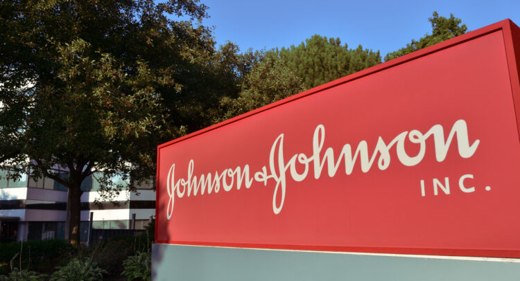 Низкий за десятилетие коэффициент P/E компании Johnson & Johnson (NYSE:JNJ) заслуживает вашего внимания