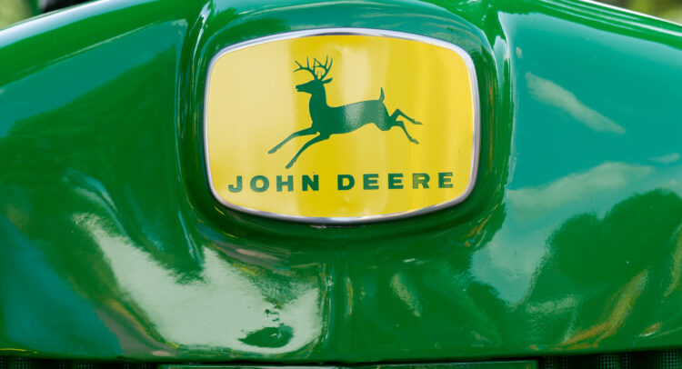 Акции Deere (NYSE:DE): высокая стоимость после недавнего падения