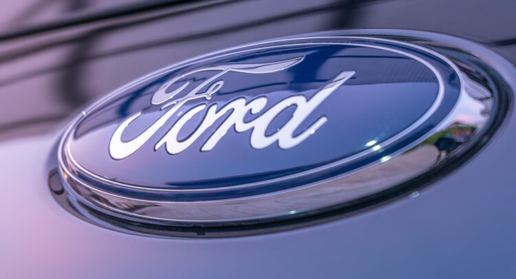 Ford (NYSE:F) получает прибыль от прибыли, повышает прогноз