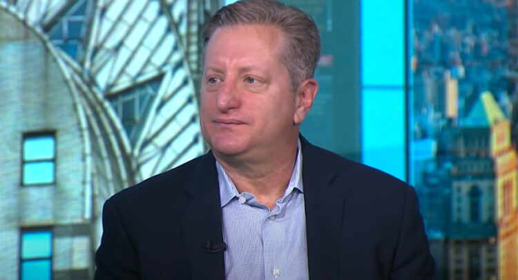 ‘Big Short’ Steve Eisman Says the Stock Market Will Continue Surging as No Recession Signs Emerge — Here Are 2 Stocks That Analysts Like