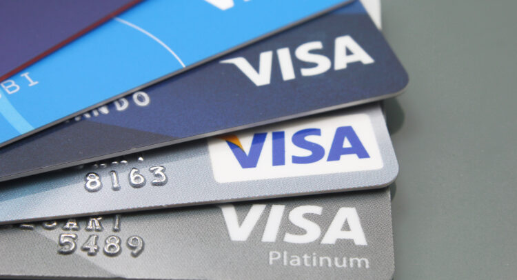 Visa Slips, несмотря на превышение оценок доходов и доходов