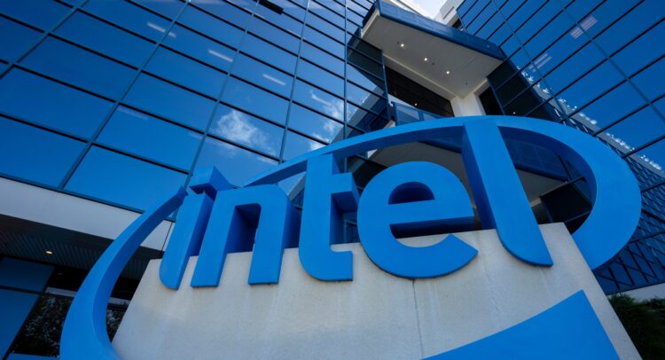 Intel (NASDAQ:INTC) Предварительный обзор прибыли: аналитики остаются в стороне, поскольку встречный ветер сохраняется