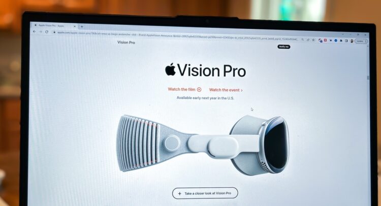 Гарнитура Vision Pro от Apple (NASDAQ:AAPL) выходит на рынок