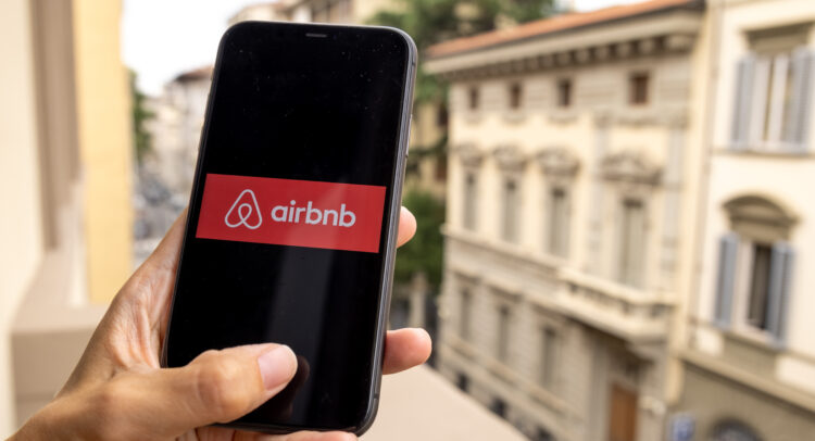 Акции Airbnb (NASDAQ:ABNB): стоит ли покупать при падении на 19%?