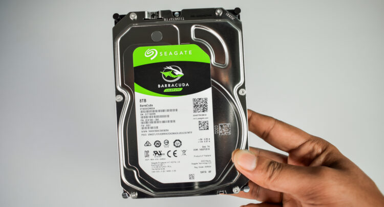 Акции Seagate (NASDAQ:STX) упали после понижения рейтинга аналитиков