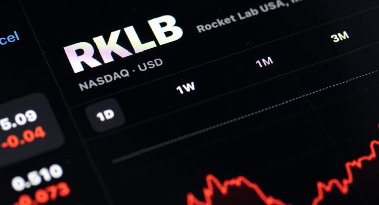 Почему Rocket Lab (NASDAQ:RKLB) сократила прогноз выручки за третий квартал?