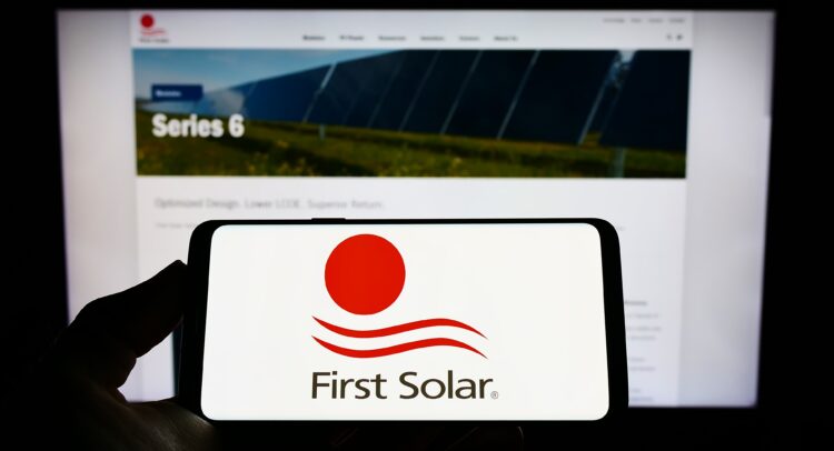 First Solar (NASDAQ:FSLR) Slumps Despite New Analyst Support