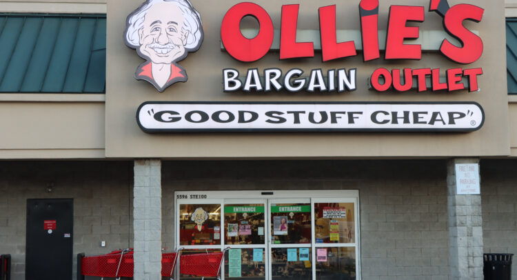 Почему акции Ollie’s Bargain Outlet (NASDAQ:OLLI) превосходят своих конкурентов