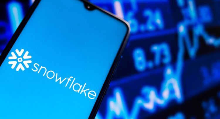 Snowflake Stock (NYSE:SNOW): Analysts Say “Buy.” Should You?