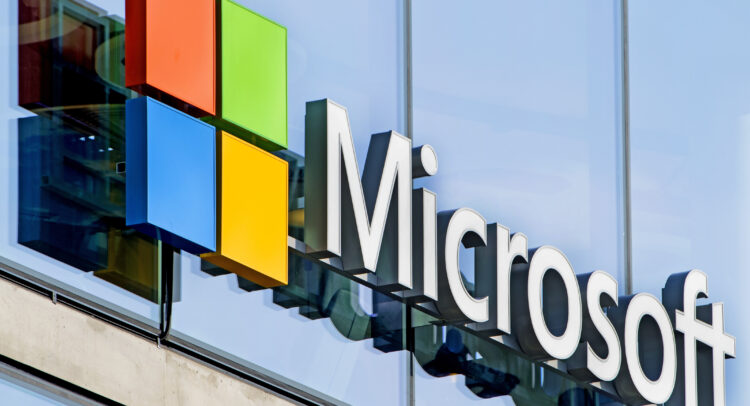 Microsoft (NASDAQ:MSFT) заработала на похвалах аналитиков