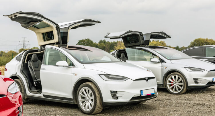 Tesla (NASDAQ:TSLA) повышает цену на Model X Plaid AWD