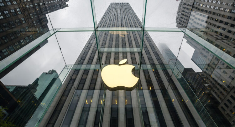Apple (NASDAQ:AAPL) может разрешить сторонние магазины приложений