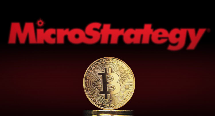 MicroStrategy (NASDAQ:MSTR) падает из-за увеличения биткойн-холдинга