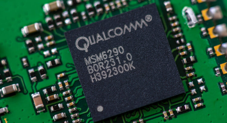 Qualcomm (NASDAQ:QCOM) растет, поскольку Apple (NASDAQ:AAPL) борется за создание модема