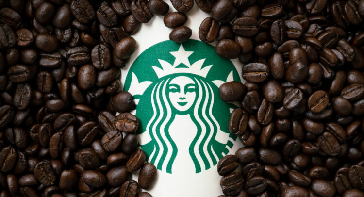 Акции Starbucks (NASDAQ:SBUX) растут. Стоит ли инвесторам заказывать тройной выстрел?