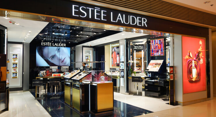 Акции Estée Lauder (NYSE:EL) упали из-за понижения прогноза на 24 финансовый год