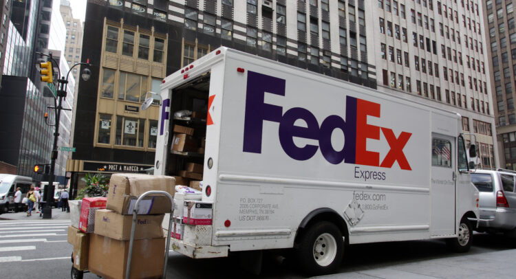 FedEx’s (NYSE:FDX) Decline Continues as Outlook Darkens