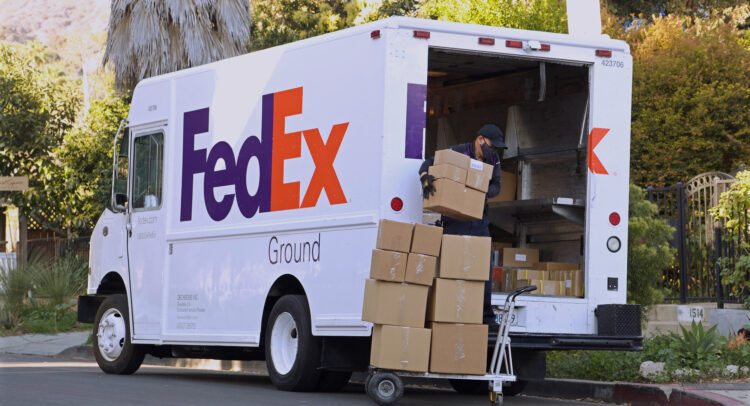 FedEx (NYSE:FDX) падает из-за нехватки прибыли и мягкого руководства