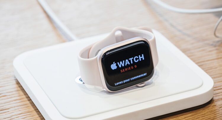 Apple (NASDAQ:AAPL) Poised to Halt Watch Sales Over Patent Conflict