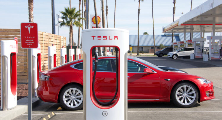 Tesla (NASDAQ:TSLA) устранит проблемы с автопилотом для 2 миллионов автомобилей