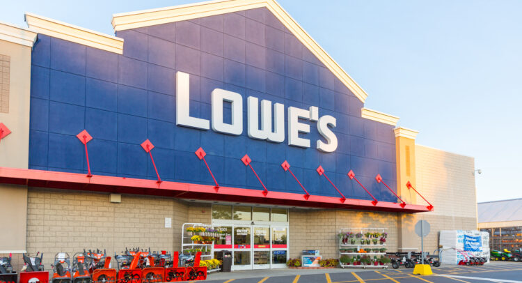 Акции Lowe’s (NYSE:LOW): аналитик с самым высоким рейтингом понизил рейтинг до уровня «держать»