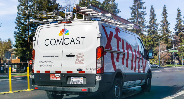 Уведомления об увольнениях и новости тематических парков отправляются Comcast (NASDAQ: CMCSA) выше