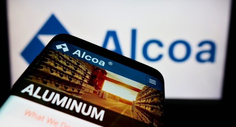 Акции Alcoa (NYSE:AA) упали из-за слабых продаж в четвертом квартале; Аналитики остаются в стороне