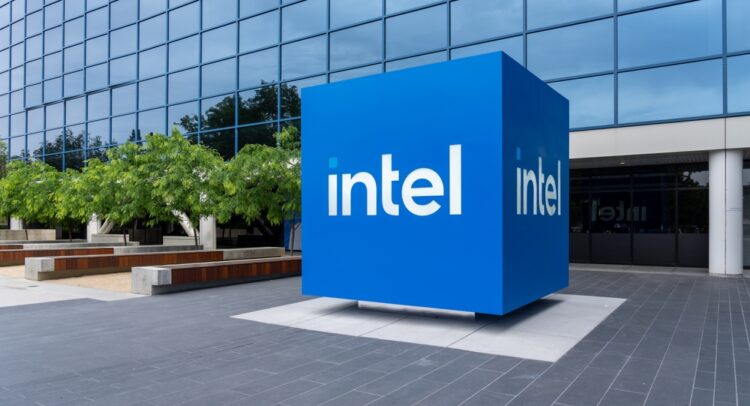 Кому принадлежат акции Intel (NASDAQ:INTC)?