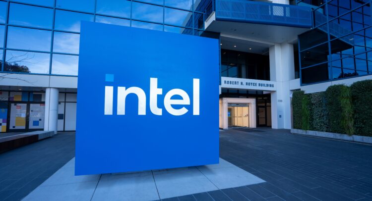 Акции Intel (NASDAQ:INTC): медвежьи опционные трейдеры искушают судьбу