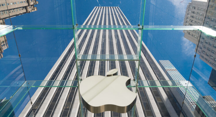 Аналитик Barclays понизил рейтинг Apple (NASDAQ:AAPL) на фоне проблем с iPhone 15