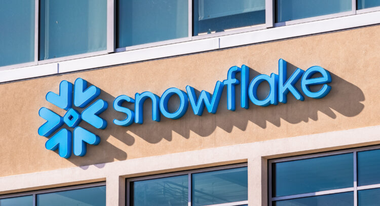 Акции Snowflake (NYSE:SNOW) упали на 20% после мягкого руководства и нового генерального директора