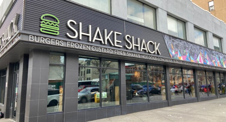 Стоит ли покупать акции Shake Shack (NYSE:SHAK) после блестящих результатов за четвертый квартал?