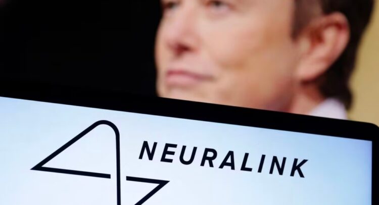 Илон Маск показал, что имплант Neuralink позволяет управлять мышью с помощью мысли