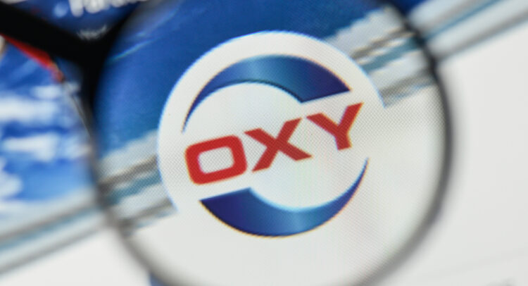 3 Reasons Why Warren Buffett Keeps on Buying OXY Shares