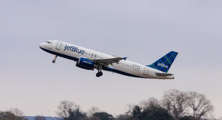 JetBlue (NASDAQ:JBLU) взлетает, а Spirit Airlines резко падает после отмены слияния