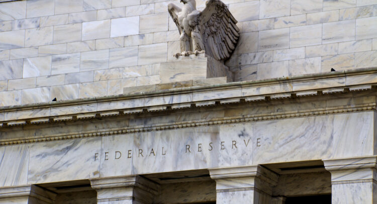 Личные финансы: как Федеральная резервная система влияет на ваш кошелек