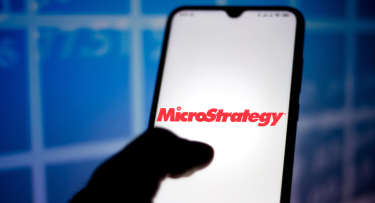 Кому принадлежат акции MicroStrategy (NASDAQ:MSTR)?