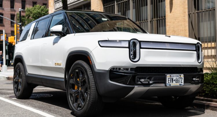 Почему акции Rivian (NASDAQ:RIVN) могут вырасти, несмотря на проблемы с производством и расходами