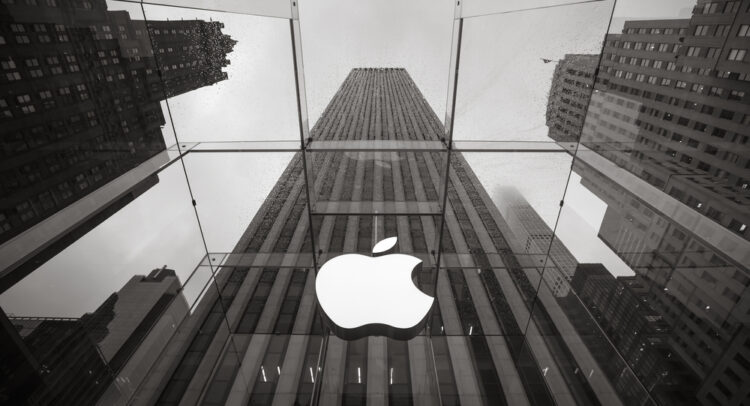 Apple (NASDAQ:AAPL) согласилась выплатить компенсацию в размере 490 миллионов долларов США по делу о мошенничестве акционеров