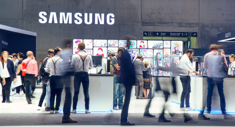 Mobile Market Shake-Up: Samsung Overtakes Apple (NASDAQ:AAPL)