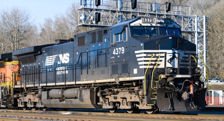 Norfolk Southern (NYSE:NSC) урегулирует иск о крушении поезда в Огайо на 600 миллионов долларов