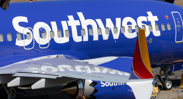 Southwest Airlines (NYSE:LUV) рассматривает возможность сокращения часов пилотирования из-за задержек Boeing