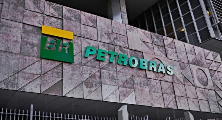 Акции Petrobras (NYSE:PBR) резко упали после увольнения генерального директора