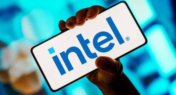 Intel (NASDAQ:INTC) сталкивается с серьезными проблемами: как ее преодолеть